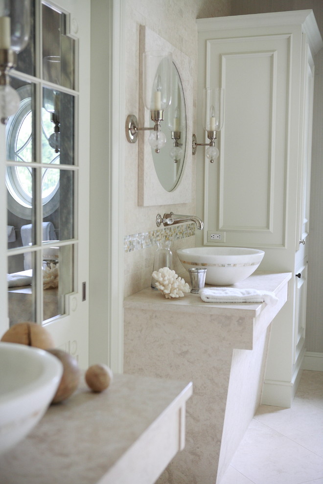 Идея дизайна: главная ванная комната среднего размера в классическом стиле с бежевой плиткой, плиткой из известняка, полом из известняка, настольной раковиной и бежевым полом
