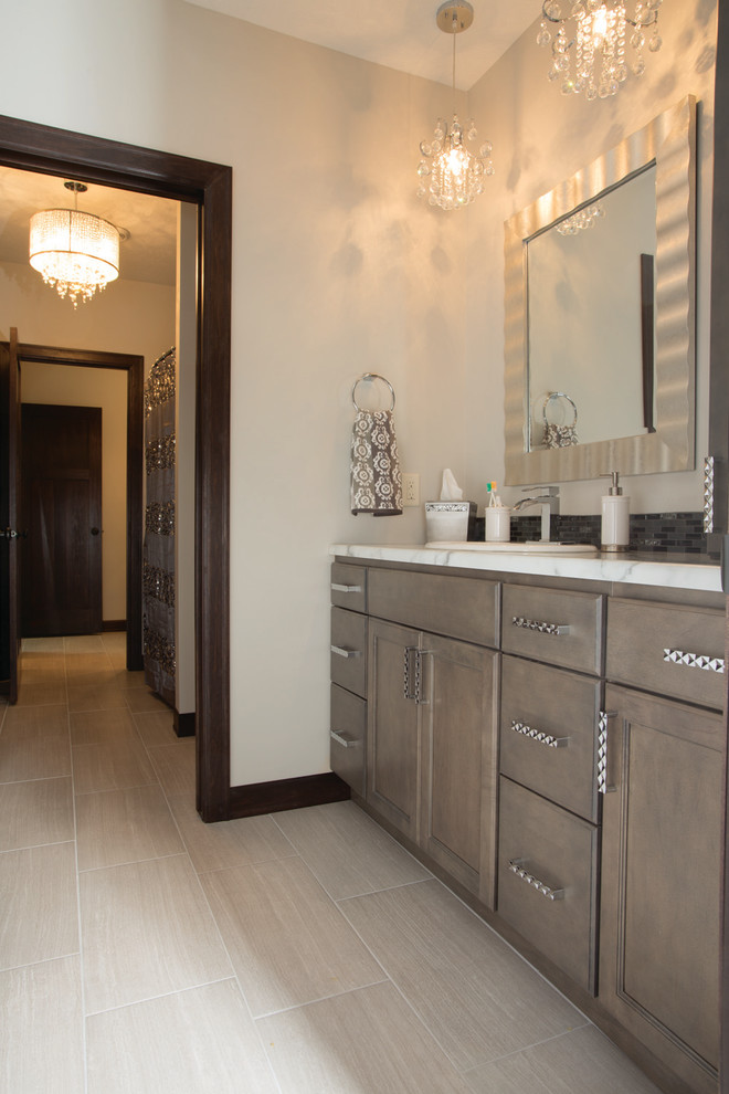 Idéer för mellanstora vintage en-suite badrum, med luckor med infälld panel, grå skåp, ett nedsänkt handfat och vita väggar