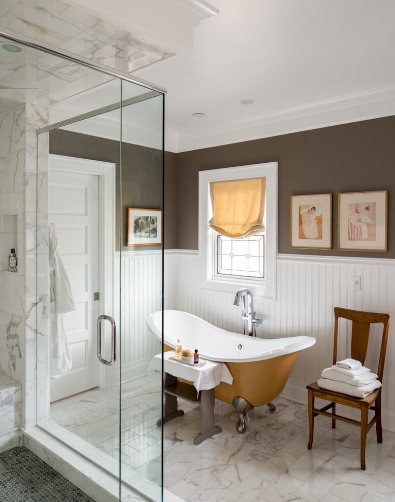Cette image montre une salle de bain principale traditionnelle avec une baignoire sur pieds, une douche d'angle, un mur marron, un sol gris et une cabine de douche à porte battante.