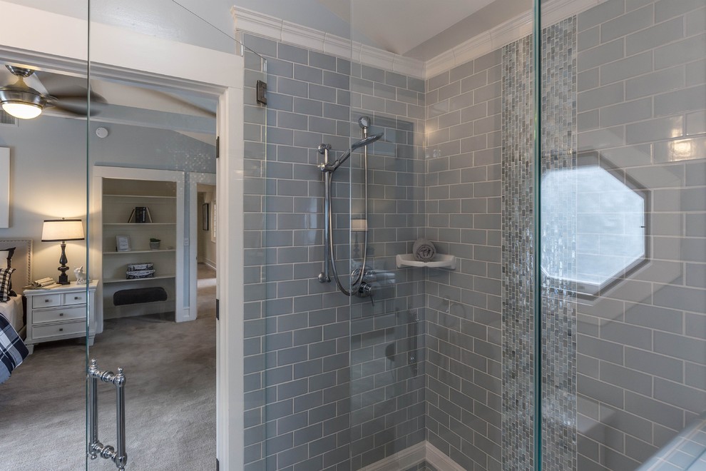 Exempel på ett litet klassiskt flerfärgad flerfärgat badrum med dusch, med luckor med infälld panel, vita skåp, en hörndusch, blå kakel, mosaik, blå väggar, marmorgolv, ett undermonterad handfat, marmorbänkskiva och dusch med gångjärnsdörr
