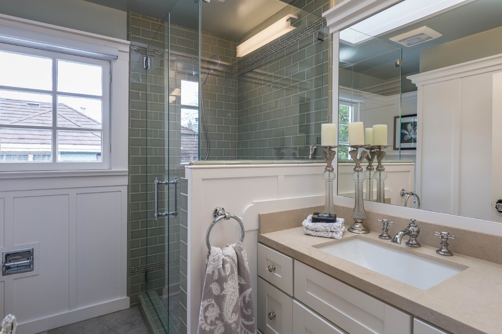 Foto på ett litet vintage beige badrum med dusch, med skåp i shakerstil, vita skåp, en dusch i en alkov, grön kakel, keramikplattor, flerfärgade väggar, ett undermonterad handfat, bänkskiva i akrylsten och dusch med gångjärnsdörr