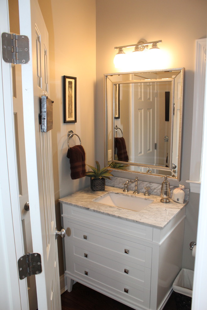 Exempel på ett litet klassiskt badrum, med luckor med infälld panel, vita skåp, beige väggar, ett undermonterad handfat och marmorbänkskiva