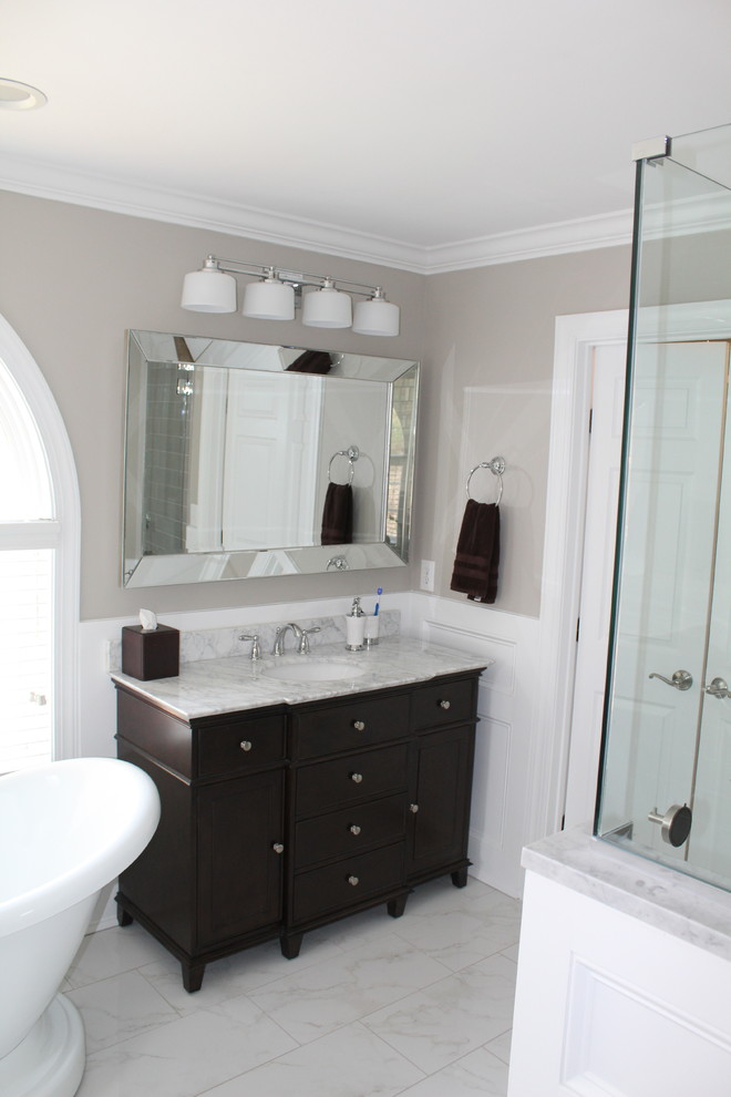 Inspiration för mellanstora klassiska en-suite badrum, med möbel-liknande, skåp i mörkt trä, ett fristående badkar, en hörndusch, beige väggar, klinkergolv i porslin, ett undermonterad handfat och marmorbänkskiva