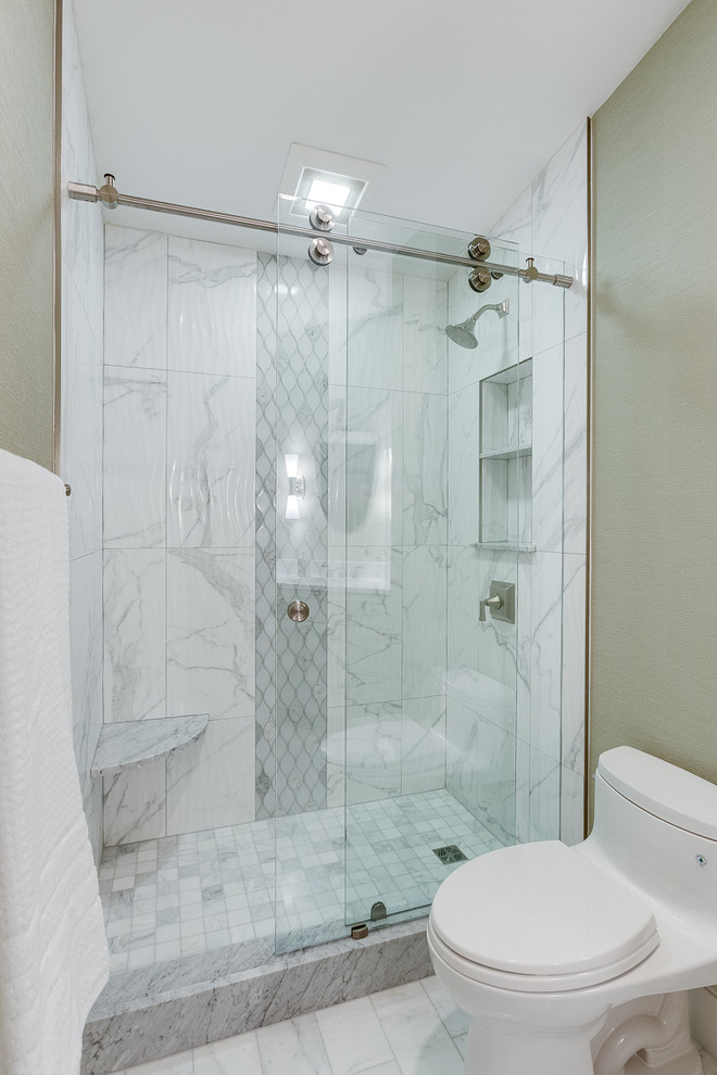 Стильный дизайн: ванная комната среднего размера в стиле неоклассика (современная классика) с фасадами в стиле шейкер, белыми фасадами, душем в нише, унитазом-моноблоком, серой плиткой, керамогранитной плиткой, зелеными стенами, мраморным полом, душевой кабиной, врезной раковиной, столешницей из кварцита, серым полом, душем с раздвижными дверями и серой столешницей - последний тренд