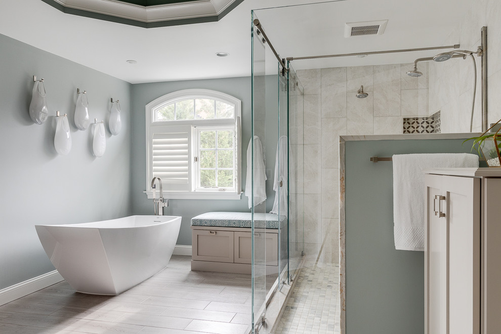 Стильный дизайн: большая главная ванная комната в стиле неоклассика (современная классика) с фасадами в стиле шейкер, серыми фасадами, отдельно стоящей ванной, двойным душем, раздельным унитазом, серой плиткой, керамогранитной плиткой, синими стенами, полом из керамогранита, врезной раковиной, столешницей из кварцита, серым полом, душем с раздвижными дверями и серой столешницей - последний тренд