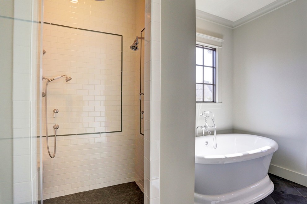 Aménagement d'une salle de bain principale classique de taille moyenne avec un placard à porte shaker, des portes de placard grises, un plan de toilette en marbre, une baignoire indépendante, un carrelage gris et des dalles de pierre.
