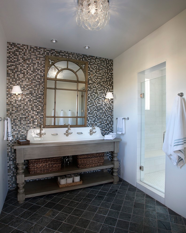 Imagen de cuarto de baño tradicional con lavabo de seno grande y baldosas y/o azulejos en mosaico