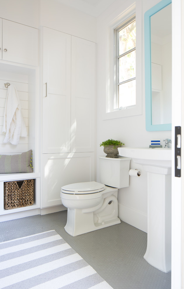 Kleines Maritimes Duschbad mit Toilette mit Aufsatzspülkasten, weißer Wandfarbe und Sockelwaschbecken in Orange County