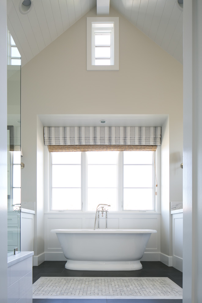 Ejemplo de cuarto de baño principal clásico renovado grande con bañera exenta, paredes beige y suelo de madera oscura
