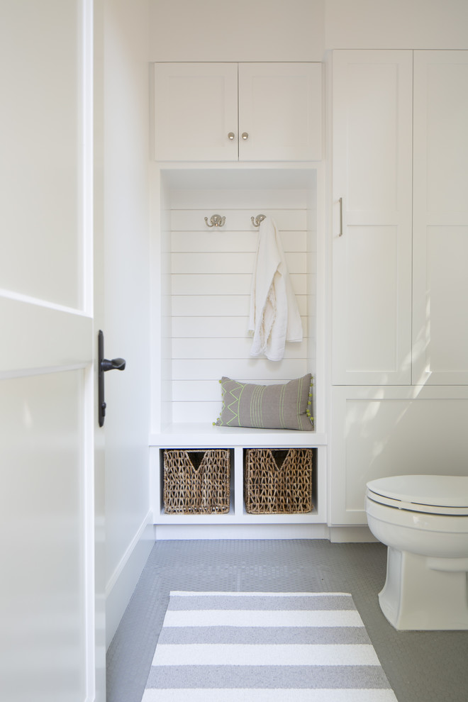 Ejemplo de cuarto de baño marinero pequeño con sanitario de una pieza, paredes blancas, aseo y ducha y lavabo con pedestal