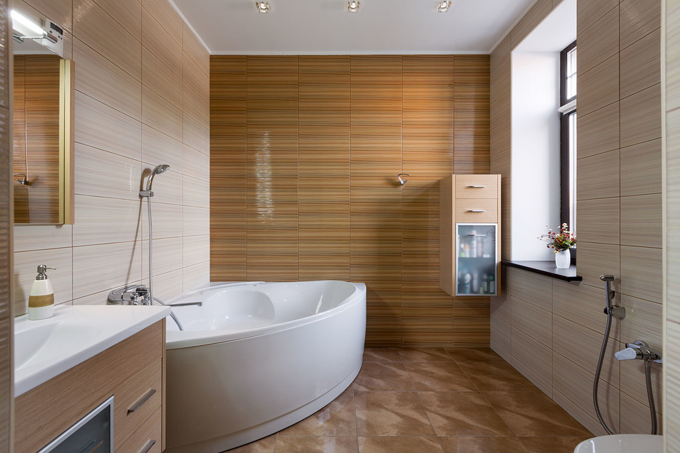 Esempio di una stanza da bagno padronale minimal di medie dimensioni con lavabo a colonna, vasca ad angolo, WC monopezzo, piastrelle beige, piastrelle in ceramica, pareti beige e pavimento con piastrelle in ceramica