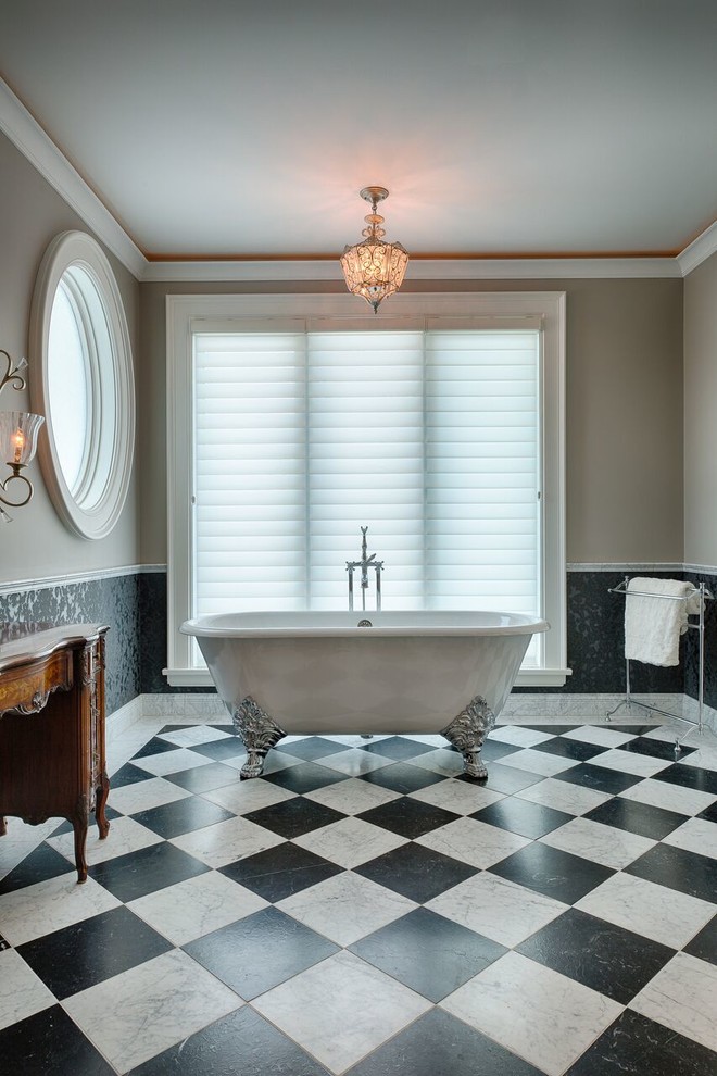 Свежая идея для дизайна: ванная комната в классическом стиле с ванной на ножках, разноцветной плиткой и мраморным полом - отличное фото интерьера