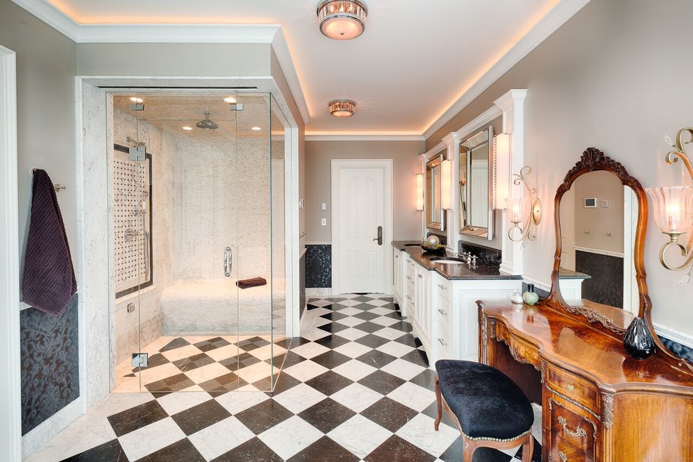 Источник вдохновения для домашнего уюта: ванная комната в классическом стиле с ванной на ножках, разноцветной плиткой и мраморным полом