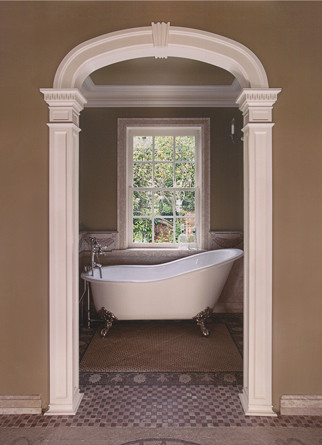 Diseño de cuarto de baño principal tradicional de tamaño medio con bañera con patas, baldosas y/o azulejos en mosaico, paredes marrones y suelo con mosaicos de baldosas