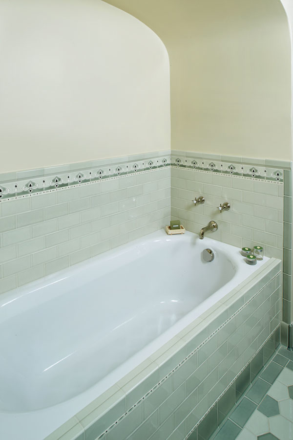 ロサンゼルスにある高級な中くらいなトランジショナルスタイルのおしゃれなマスターバスルーム (アンダーカウンター洗面器、落し込みパネル扉のキャビネット、珪岩の洗面台、アルコーブ型浴槽、アルコーブ型シャワー、分離型トイレ、緑のタイル、セラミックタイル、ベージュの壁、セラミックタイルの床、白いキャビネット、白い床、開き戸のシャワー) の写真