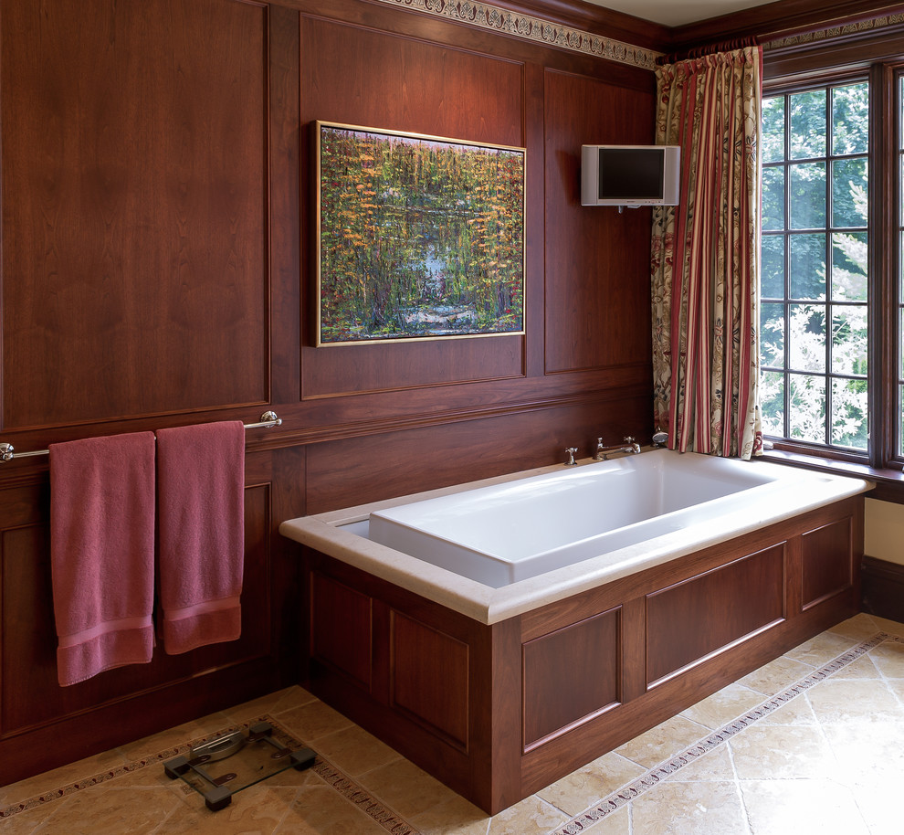 Diseño de cuarto de baño principal tradicional con baldosas y/o azulejos beige y bañera esquinera