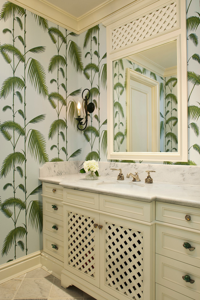 Foto di una stanza da bagno stile marino con lavabo sottopiano, ante bianche, pareti multicolore e ante con riquadro incassato
