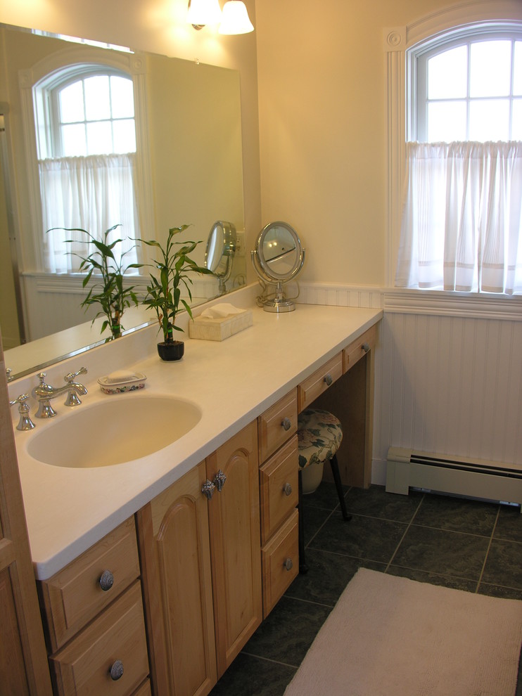Idéer för att renovera ett mellanstort vintage badrum med dusch, med luckor med upphöjd panel, skåp i ljust trä, gula väggar, klinkergolv i porslin, ett integrerad handfat och bänkskiva i akrylsten