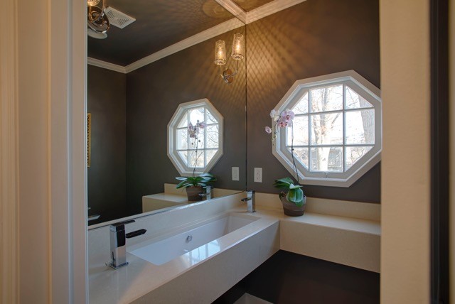 Foto de cuarto de baño clásico pequeño con aseo y ducha, lavabo de seno grande y encimera de piedra caliza