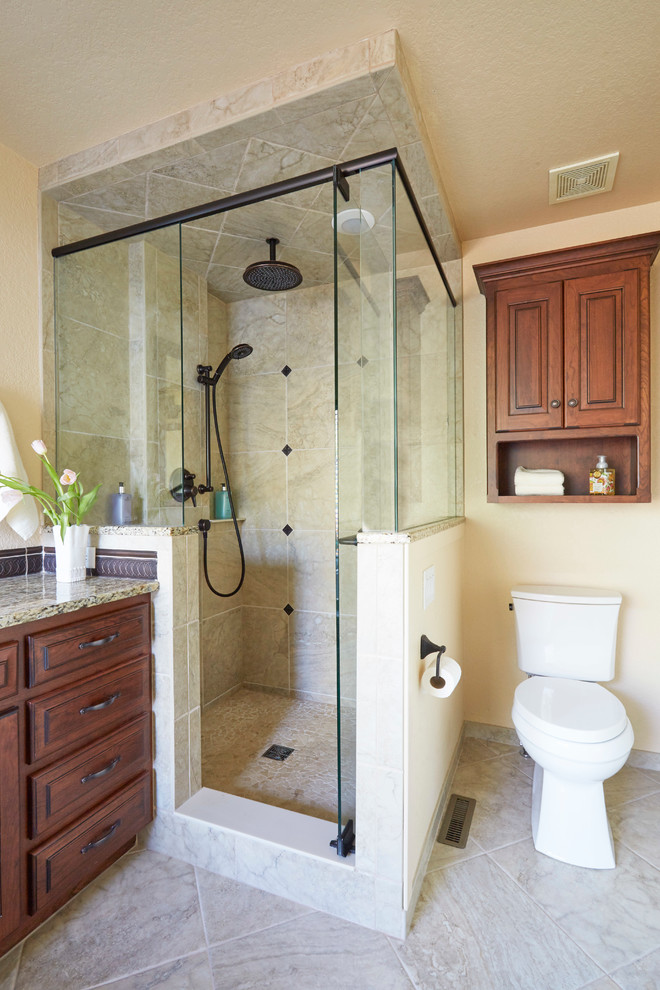 Пример оригинального дизайна: большая главная ванная комната в классическом стиле с фасадами с выступающей филенкой, темными деревянными фасадами, накладной ванной, бежевой плиткой, керамической плиткой, бежевыми стенами, врезной раковиной, столешницей из гранита, душем в нише, унитазом-моноблоком и полом из травертина