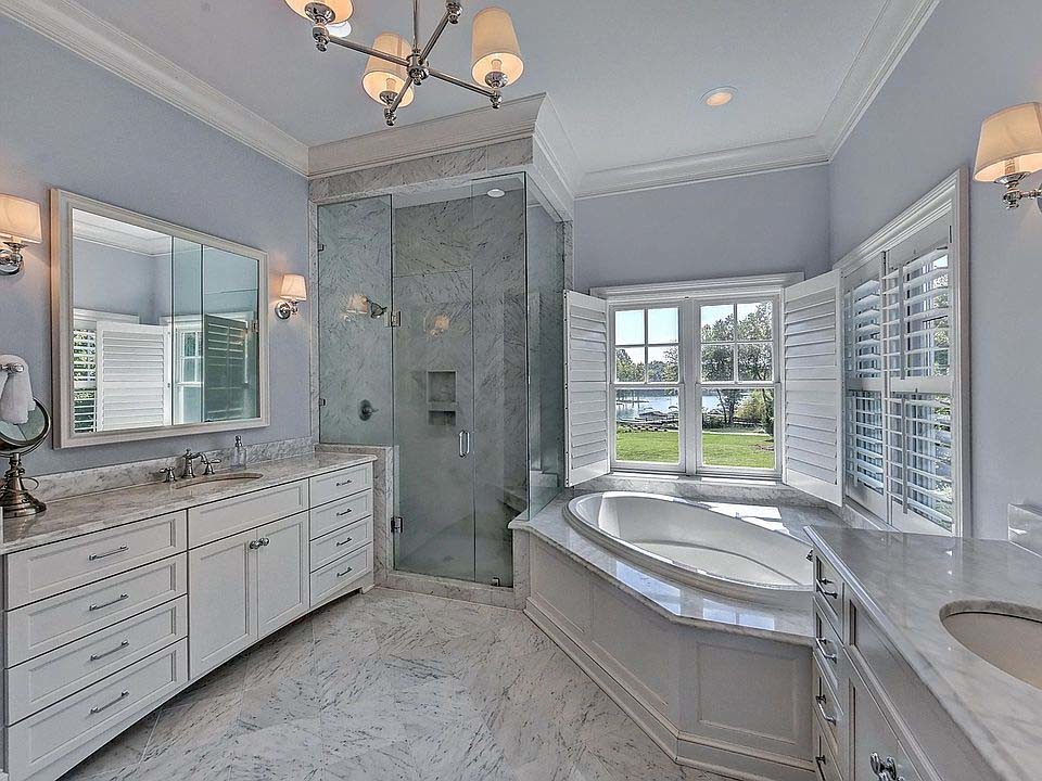 Foto på ett stort funkis vit en-suite badrum, med skåp i shakerstil, vita skåp, ett platsbyggt badkar, vit kakel, keramikplattor, lila väggar, klinkergolv i keramik, ett konsol handfat, bänkskiva i kvarts och vitt golv