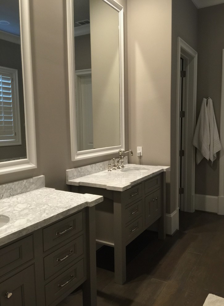 Esempio di una stanza da bagno padronale chic di medie dimensioni con ante grigie, parquet scuro, ante a filo e pareti grigie