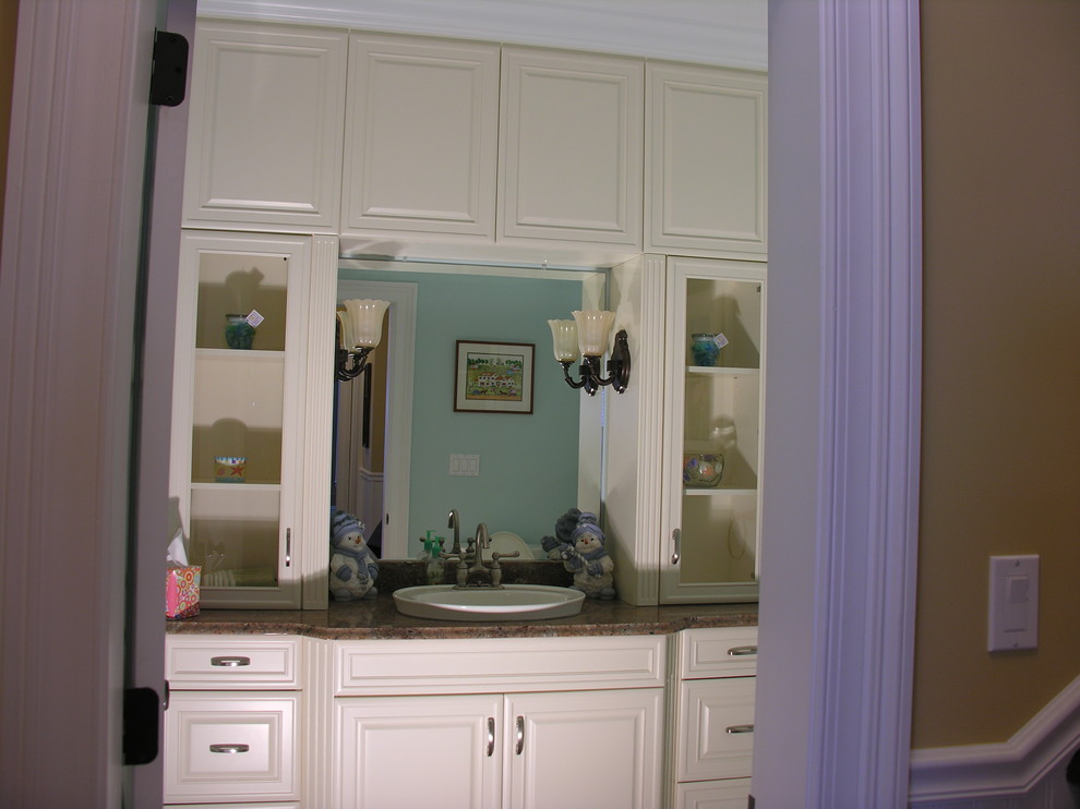 Стильный дизайн: ванная комната среднего размера в классическом стиле с фасадами с выступающей филенкой, белыми фасадами, раздельным унитазом, синими стенами, душевой кабиной, настольной раковиной и столешницей из гранита - последний тренд