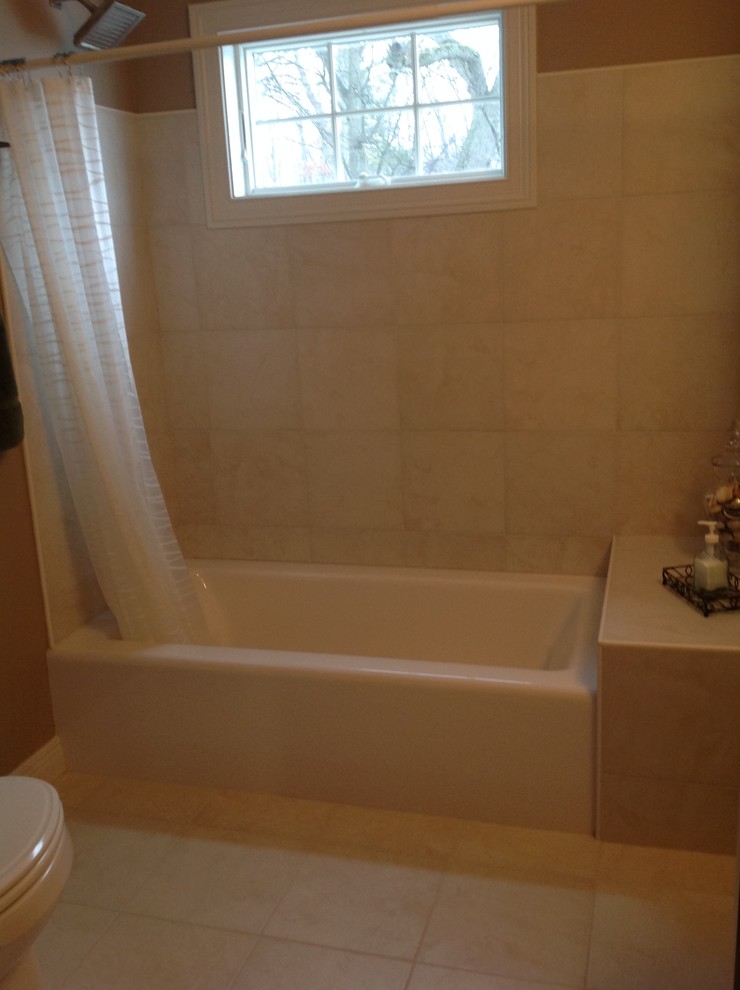 Esempio di una stanza da bagno per bambini country con vasca ad alcova, piastrelle beige, piastrelle in ceramica, pareti marroni e pavimento con piastrelle in ceramica
