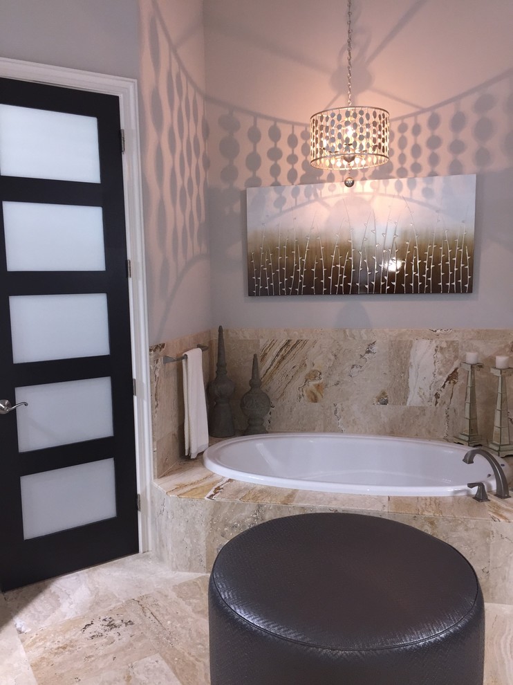 Modelo de cuarto de baño principal clásico de tamaño medio con bañera encastrada, paredes grises, suelo de baldosas de cerámica y suelo beige