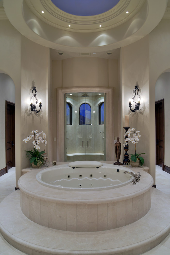 На фото: главная ванная комната в классическом стиле с накладной ванной, открытым душем, бежевыми стенами, мраморным полом и бежевой плиткой с
