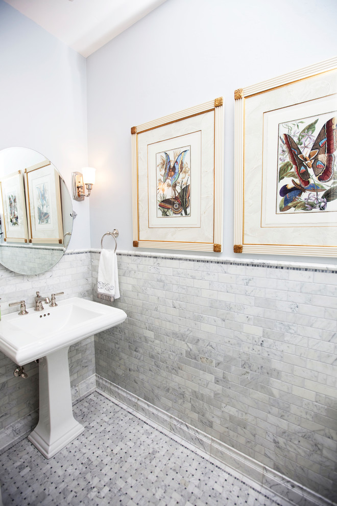 На фото: ванная комната среднего размера в классическом стиле с раковиной с пьедесталом, белой плиткой, каменной плиткой, серыми стенами и мраморным полом