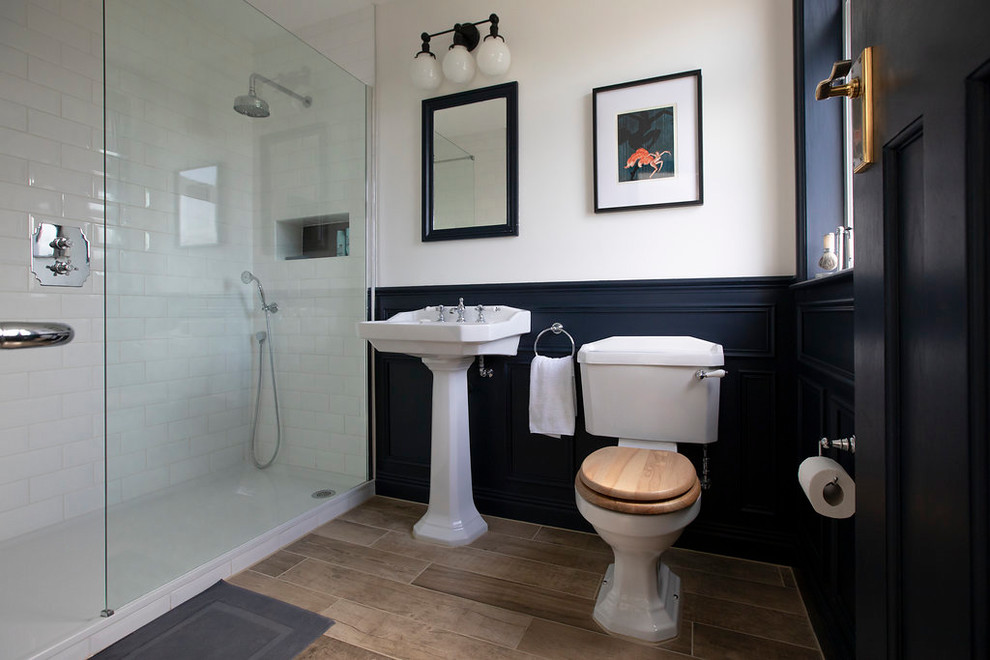 На фото: ванная комната среднего размера в классическом стиле с открытым душем, раздельным унитазом, плиткой кабанчик, коричневыми стенами, раковиной с пьедесталом и открытым душем