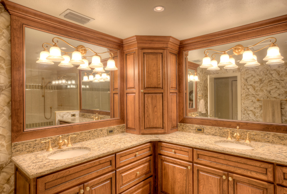 Klassisches Badezimmer En Suite mit Unterbauwaschbecken, profilierten Schrankfronten, hellbraunen Holzschränken, Granit-Waschbecken/Waschtisch, Porzellanfliesen und Porzellan-Bodenfliesen in Tampa