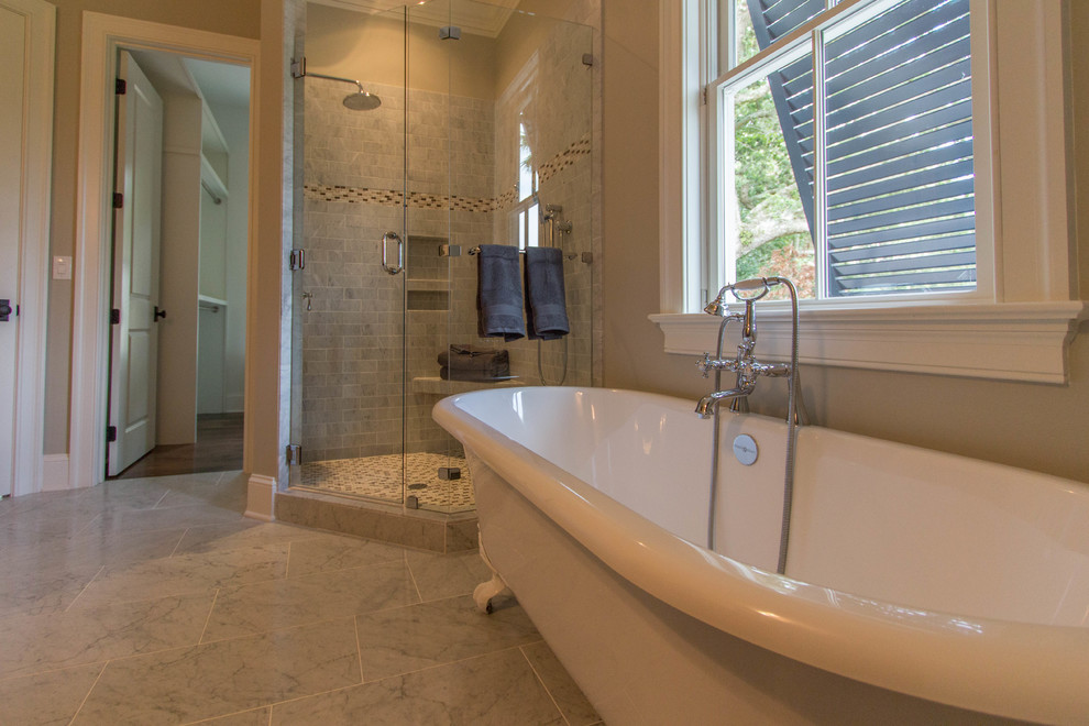 Foto de cuarto de baño principal clásico grande con bañera con patas, ducha esquinera, suelo de mármol, paredes beige, encimera de granito y baldosas y/o azulejos de cerámica