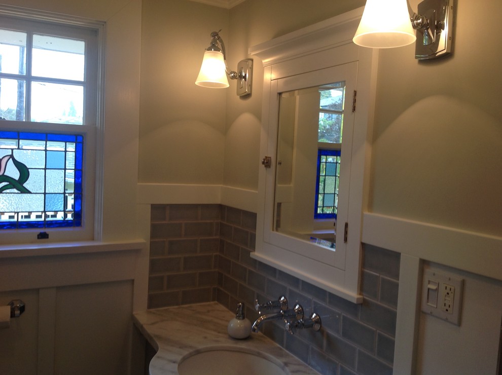 Bild på ett litet vintage badrum, med ett konsol handfat, släta luckor, grå skåp, ett hörnbadkar, en dusch/badkar-kombination, blå kakel, blå väggar och marmorgolv