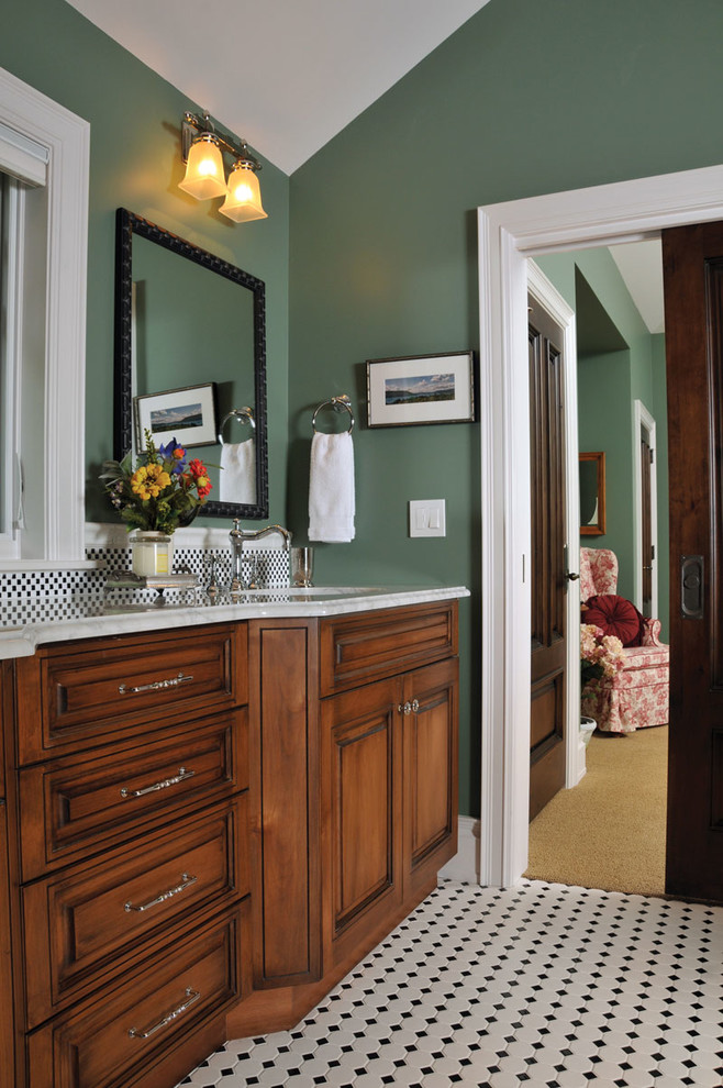 Стильный дизайн: ванная комната среднего размера в классическом стиле с фасадами с выступающей филенкой, фасадами цвета дерева среднего тона, мраморной столешницей, белой плиткой, керамогранитной плиткой, зелеными стенами и полом из мозаичной плитки - последний тренд