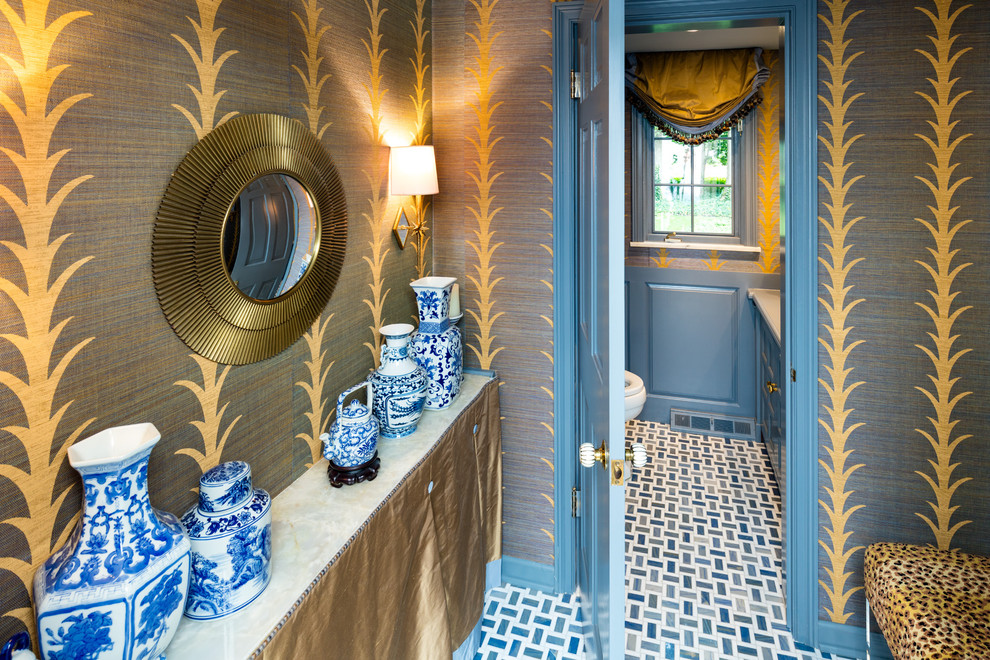 Cette image montre une salle d'eau traditionnelle de taille moyenne avec un placard avec porte à panneau encastré, des portes de placard grises, WC séparés, un mur gris et un sol multicolore.