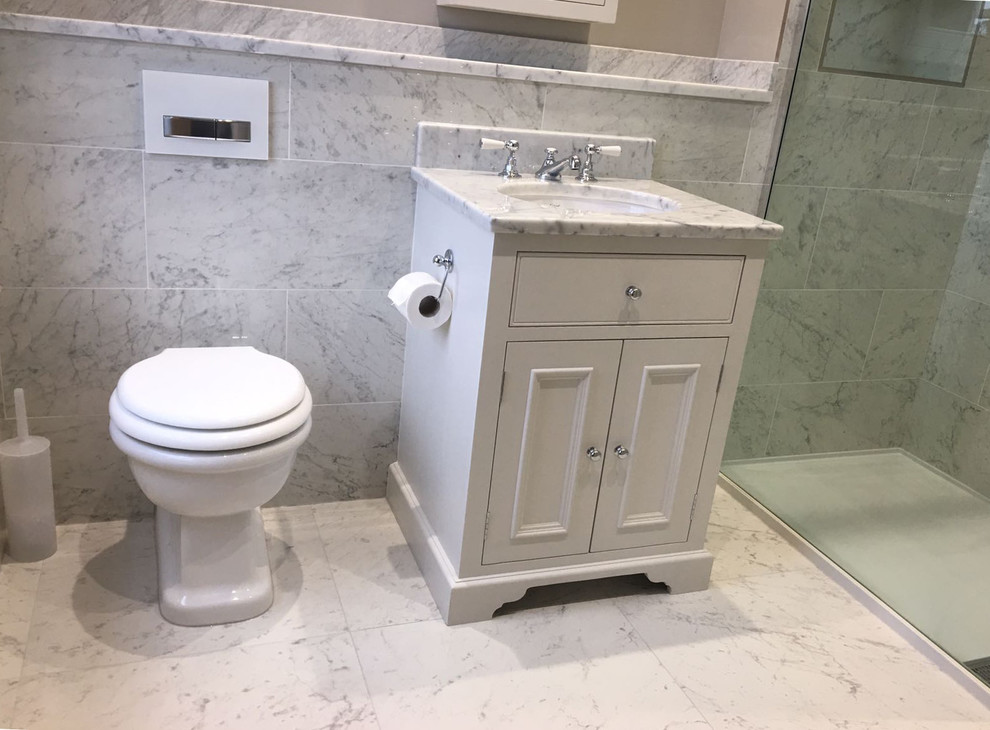 Imagen de cuarto de baño clásico pequeño con bañera con patas, ducha abierta, baldosas y/o azulejos de porcelana y encimera de mármol