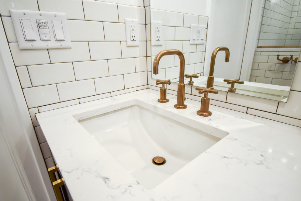 Exempel på ett mellanstort klassiskt vit vitt en-suite badrum, med luckor med infälld panel, skåp i mörkt trä, ett fristående badkar, en dusch i en alkov, en toalettstol med separat cisternkåpa, vit kakel, keramikplattor, vita väggar, klinkergolv i keramik, ett undermonterad handfat, bänkskiva i kvarts, grått golv och dusch med gångjärnsdörr