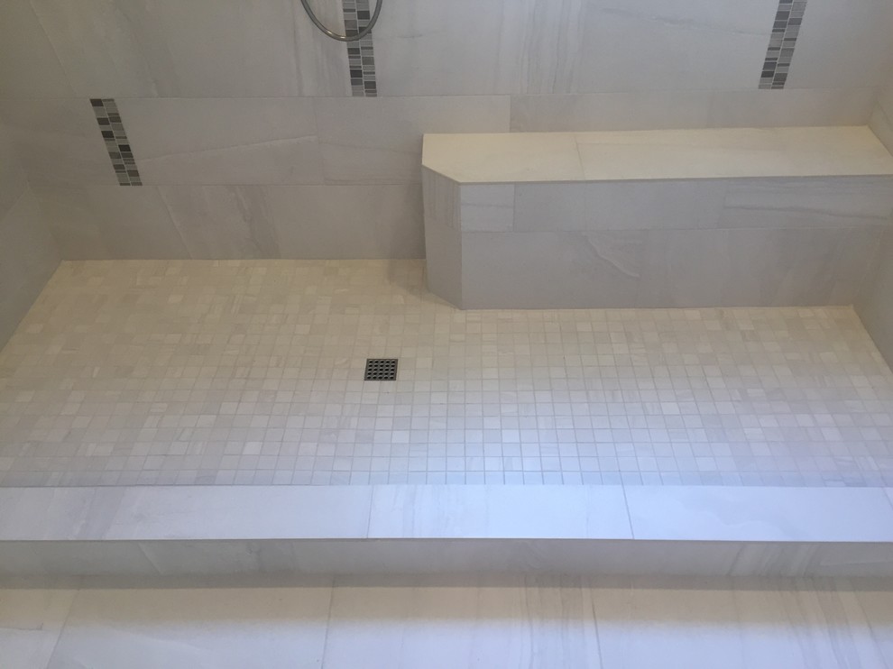 Ispirazione per una stanza da bagno padronale tradizionale di medie dimensioni con doccia aperta, piastrelle grigie, piastrelle in gres porcellanato, pavimento in gres porcellanato e lavabo sottopiano