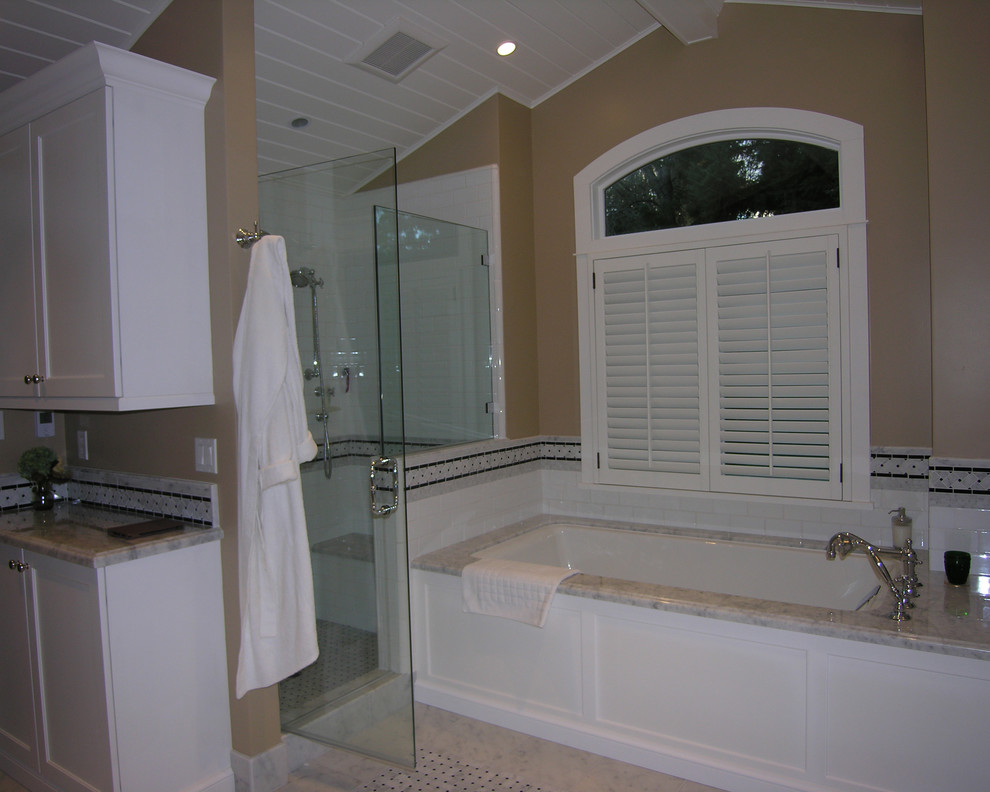 Пример оригинального дизайна: главная ванная комната среднего размера в классическом стиле с врезной раковиной, фасадами с утопленной филенкой, белыми фасадами, мраморной столешницей, полновстраиваемой ванной, угловым душем, раздельным унитазом, белой плиткой, каменной плиткой, бежевыми стенами и полом из мозаичной плитки