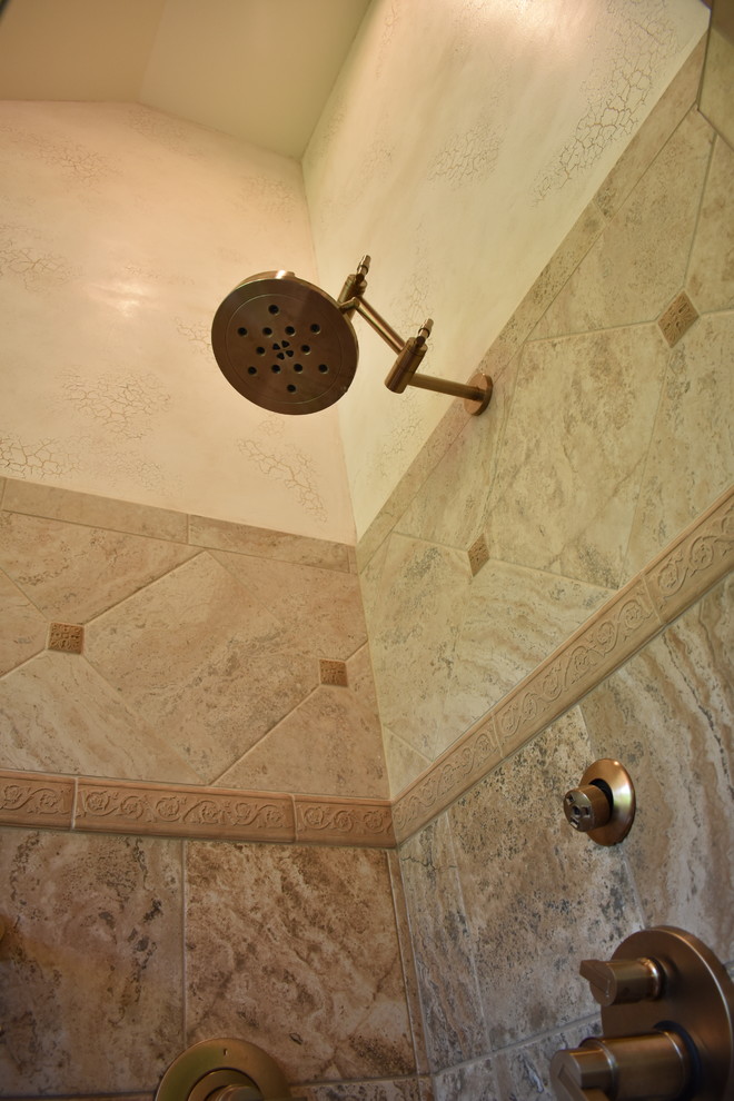 Réalisation d'une grande salle de bain principale tradition en bois foncé avec un placard avec porte à panneau surélevé, une douche d'angle, WC à poser, un carrelage beige, un mur beige, une vasque, un sol beige, une cabine de douche à porte battante et un plan de toilette beige.