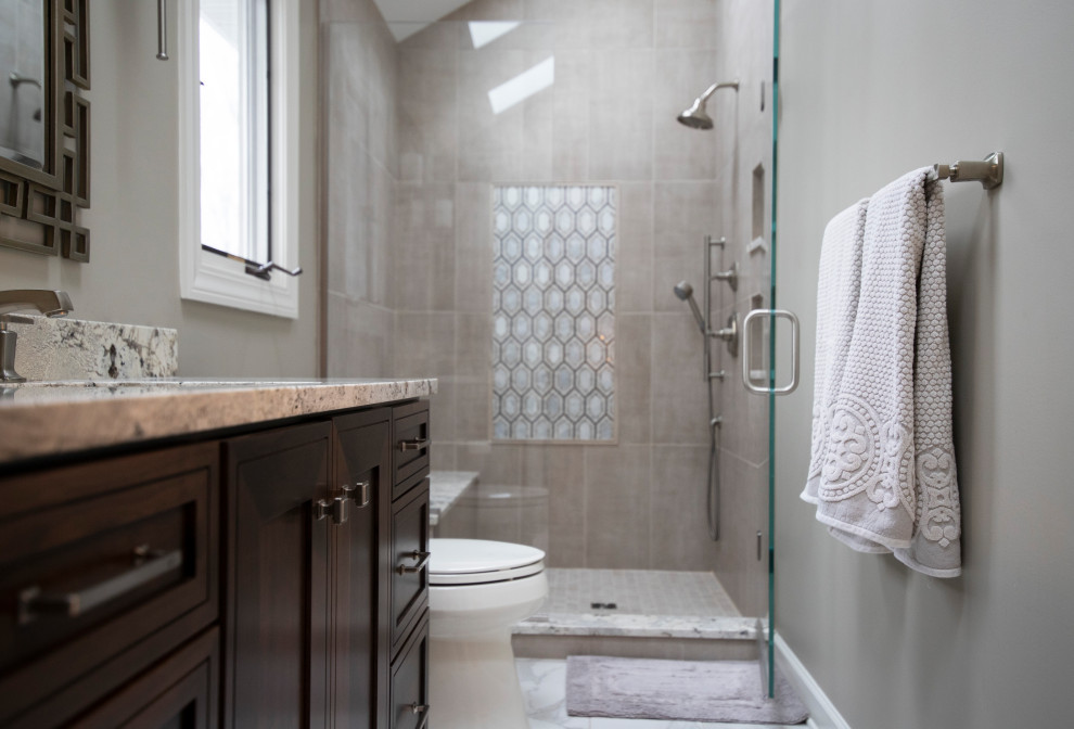 Esempio di una stanza da bagno padronale chic di medie dimensioni con piastrelle beige, piastrelle in pietra, pareti beige, top in granito e pavimento bianco