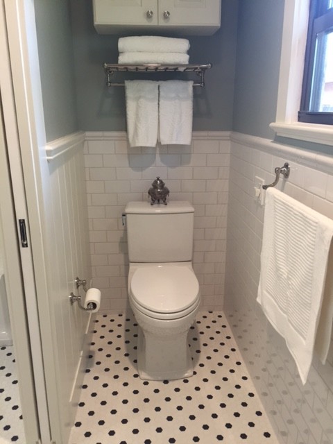 Idéer för ett mellanstort klassiskt en-suite badrum, med ett piedestal handfat, luckor med infälld panel, vita skåp, granitbänkskiva, en kantlös dusch, en toalettstol med separat cisternkåpa, vit kakel, tunnelbanekakel, gröna väggar och klinkergolv i keramik