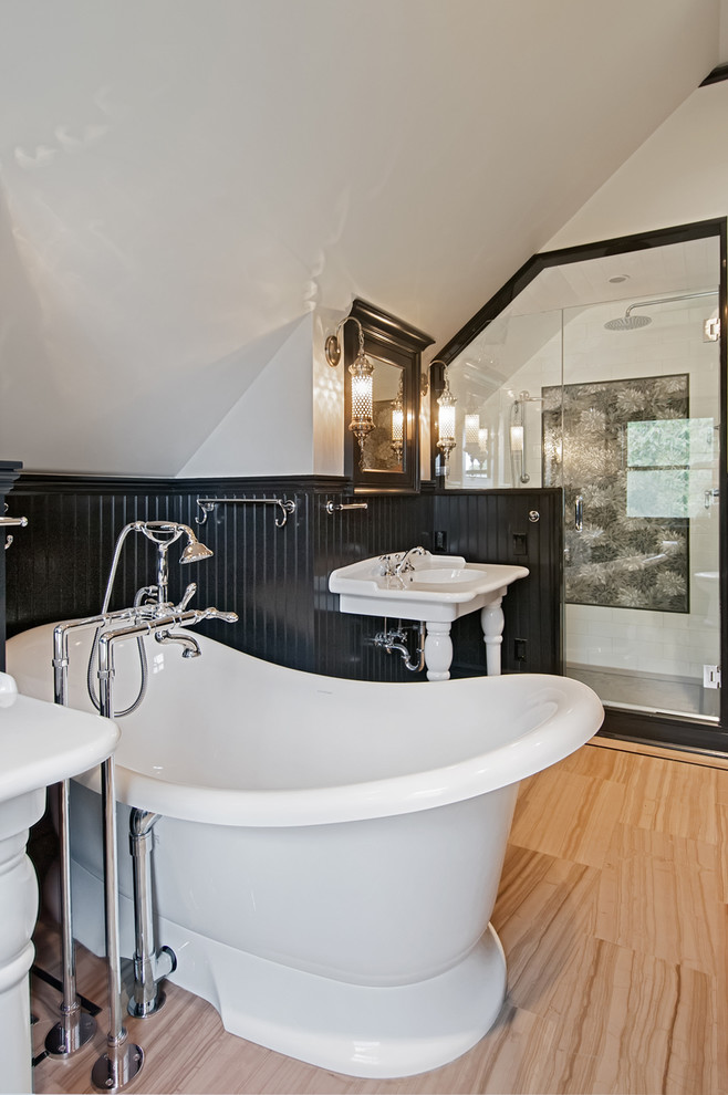 Идея дизайна: главная ванная комната в классическом стиле с отдельно стоящей ванной, белыми стенами, светлым паркетным полом, врезной раковиной и бежевым полом
