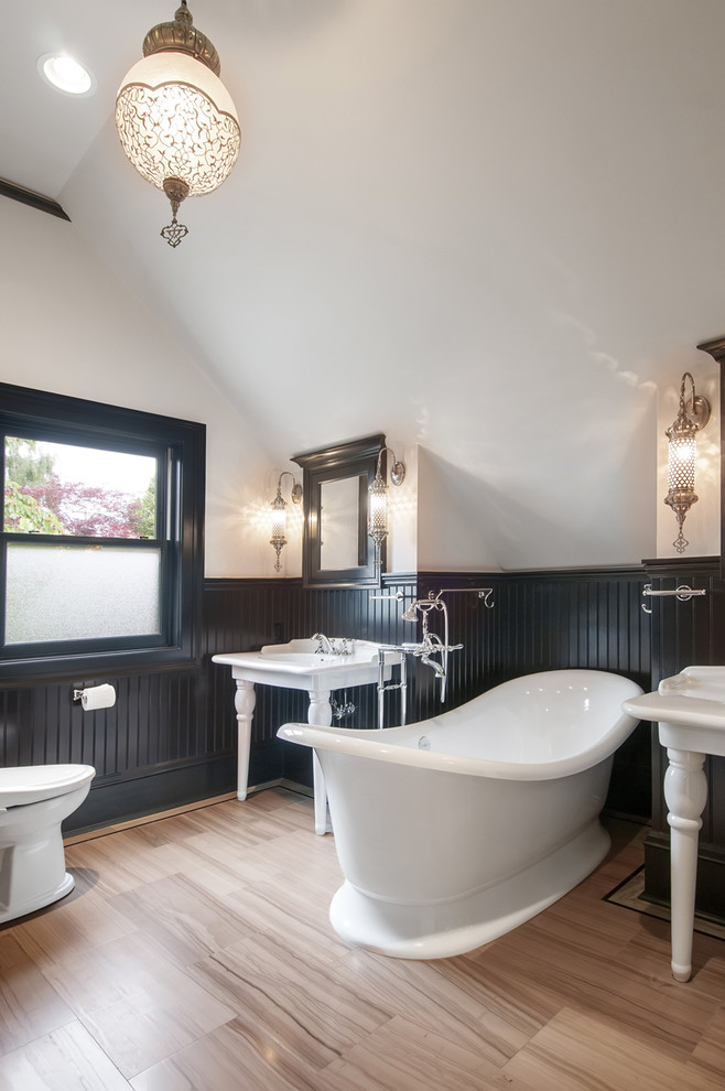 На фото: главная ванная комната в классическом стиле с отдельно стоящей ванной, белыми стенами, светлым паркетным полом, врезной раковиной и бежевым полом