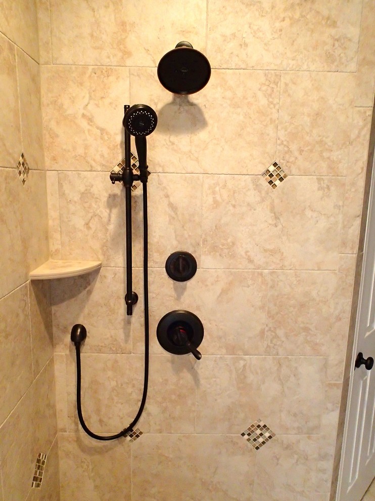 オースティンにある広いトラディショナルスタイルのおしゃれなマスターバスルーム (オープン型シャワー、ベージュのタイル、石タイル) の写真