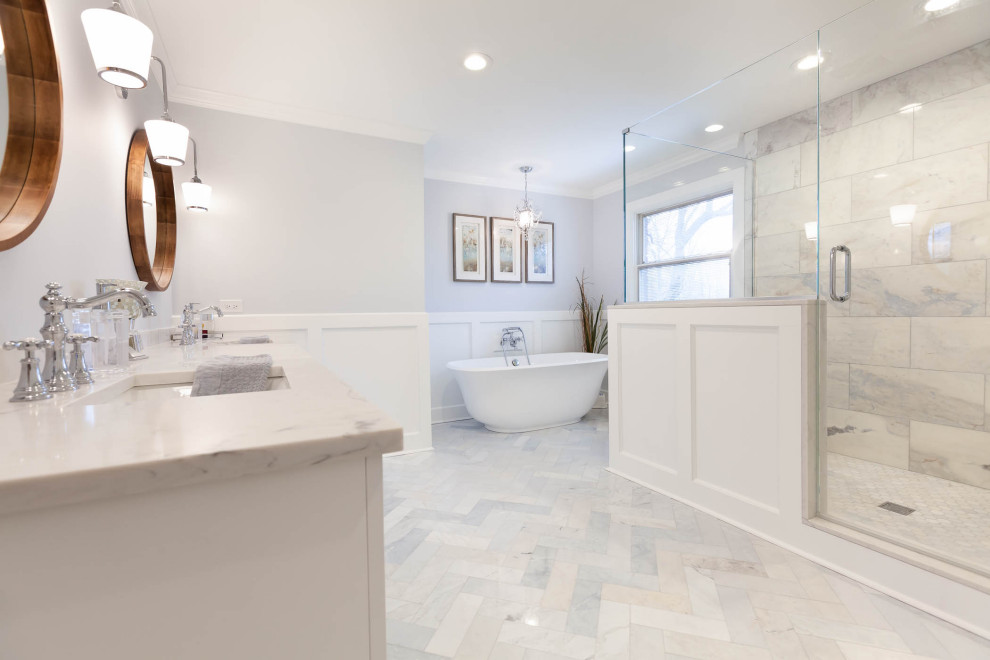 Exempel på ett stort klassiskt vit vitt en-suite badrum, med luckor med profilerade fronter, vita skåp, ett fristående badkar, en hörndusch, grå kakel, grå väggar, marmorgolv, ett undermonterad handfat, bänkskiva i kvarts, grått golv och dusch med gångjärnsdörr