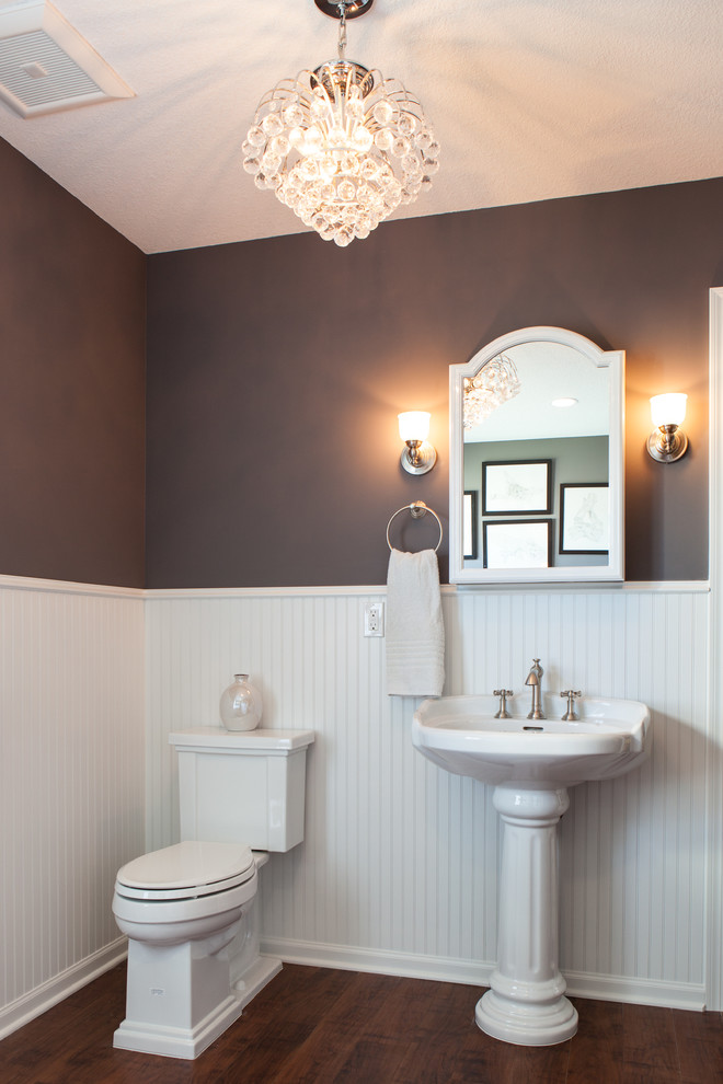 На фото: ванная комната в классическом стиле с раковиной с пьедесталом и ванной на ножках