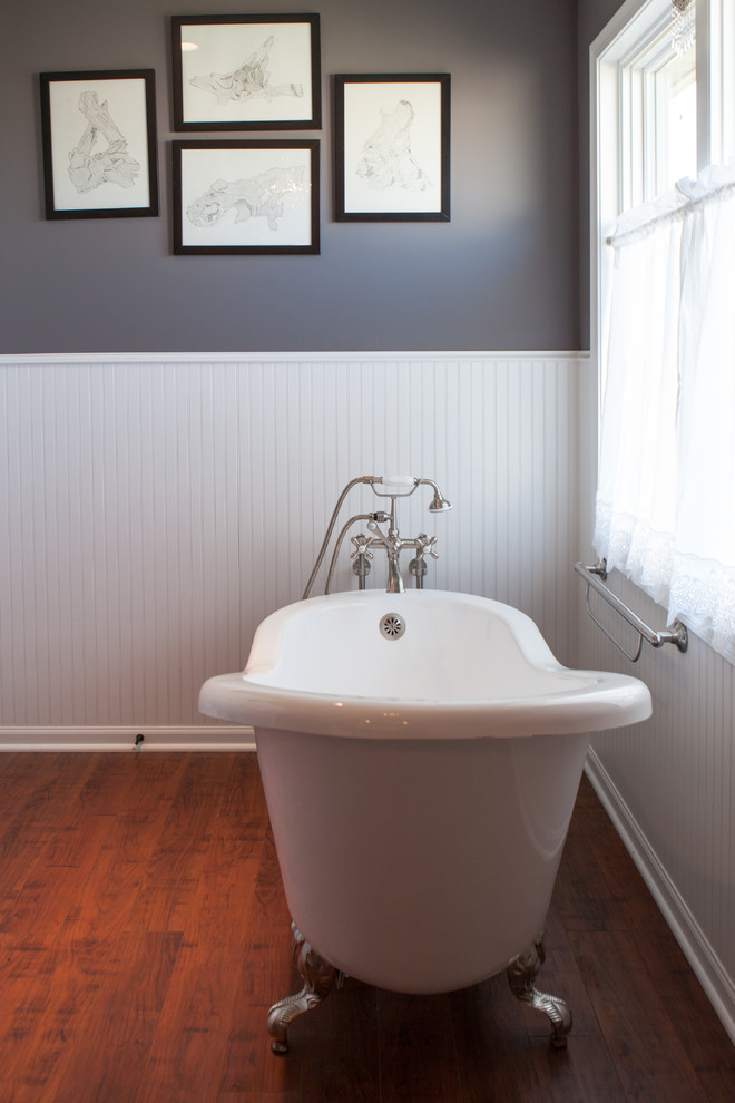 На фото: ванная комната в классическом стиле с раковиной с пьедесталом и ванной на ножках с